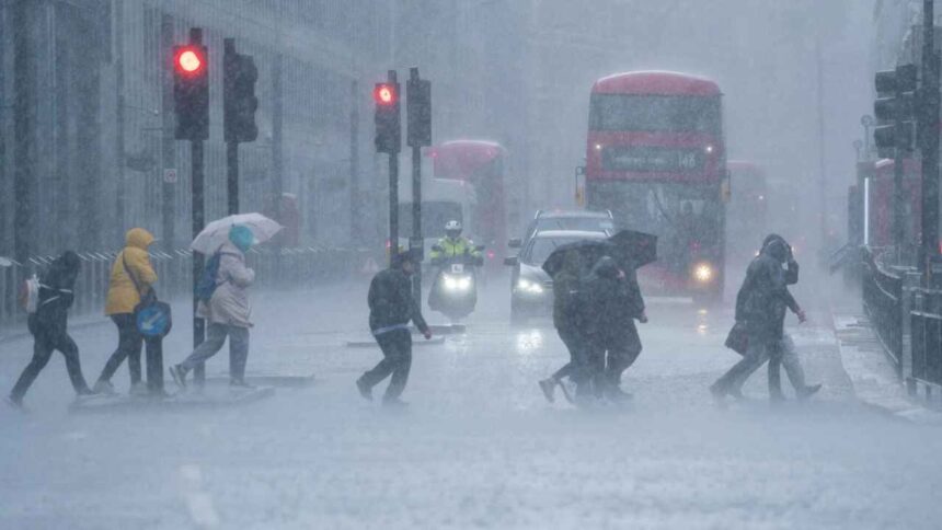 Bad weather is affecting flights, three flights to and from Delhi have been cancelled - weather impacts flights